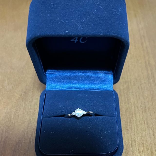 【4℃ BRIDAL(ヨンドシーブライダル)の口コミ】 ウェーブがかかったデザインが可愛いなと思い、選びました。細めの自分の…