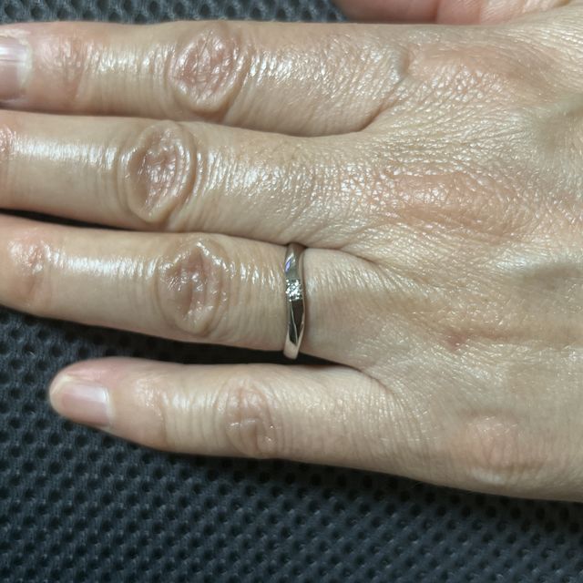 【4℃ BRIDAL(ヨンドシーブライダル)の口コミ】 流れるようなデザインで、派手さはありませんが石がさりげなく輝き、日常…