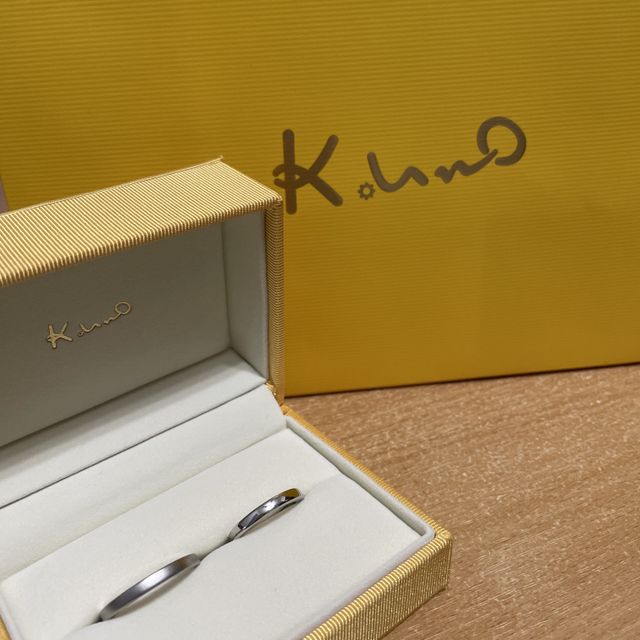 【ケイウノ ブライダル(K.UNO BRIDAL)の口コミ】 もともと、シンプルなデザインを探していたのですが、表面に石がついてい…