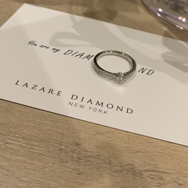 【ラザール ダイヤモンド(LAZARE DIAMOND)の口コミ】 ダイヤモンドの輝きが美しかったことが大きいです。あと、横顔のデザイン…
