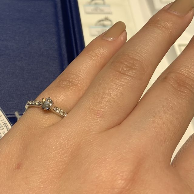 【銀座ダイヤモンドシライシの口コミ】 メレダイヤも美しくて、センターダイヤは6つの爪で留めてあるので丸く見え…