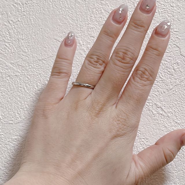 【AFFLUX(アフラックス)の口コミ】 婚約指輪が豪華だったので、結婚指輪はシンプルにしました。普段使いしや…