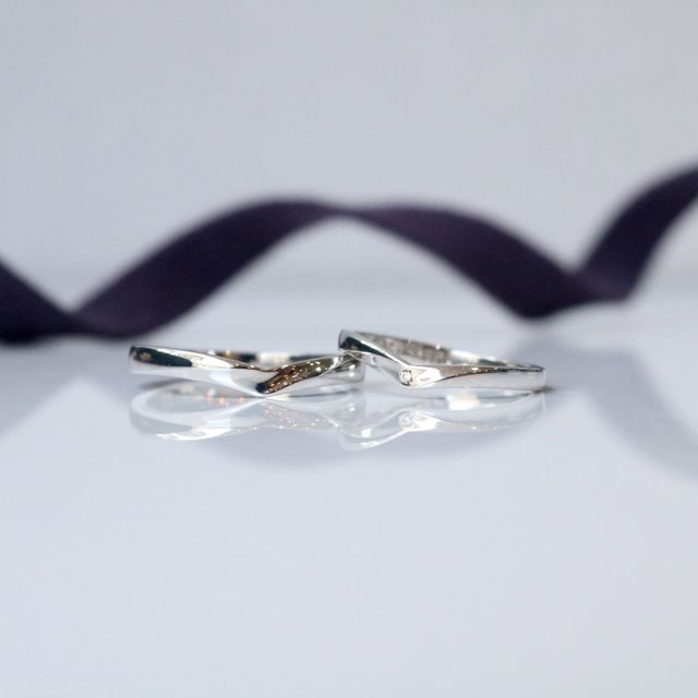 【鶴(mikoto)の口コミ】 男の人でも普段から付けやすいシンプルな指輪を探していました。結婚指輪…