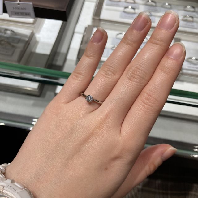 【アイプリモ(I-PRIMO)の口コミ】 土台は、下からも光が入ってダイヤモンドが一番美しく輝くように隙間が空…