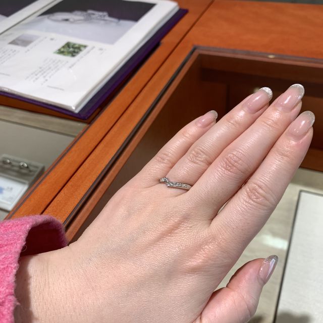 【俄(にわか)の口コミ】 カタログでずっと気になっていたリングを試してみました。かなりメレダイ…