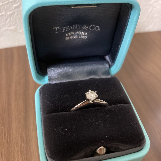 【ティファニー(Tiffany & Co.)の口コミ】 まず妻の好みがシンプルめなデザインのものだったので、その方向性で探し…