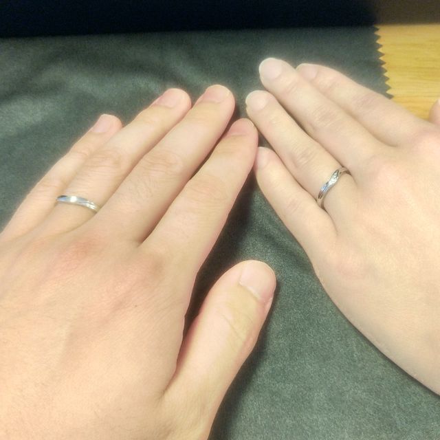 【銀座ダイヤモンドシライシの口コミ】 長く着けるものなのでシンプルなものを探していました。婚約指輪との重ね…