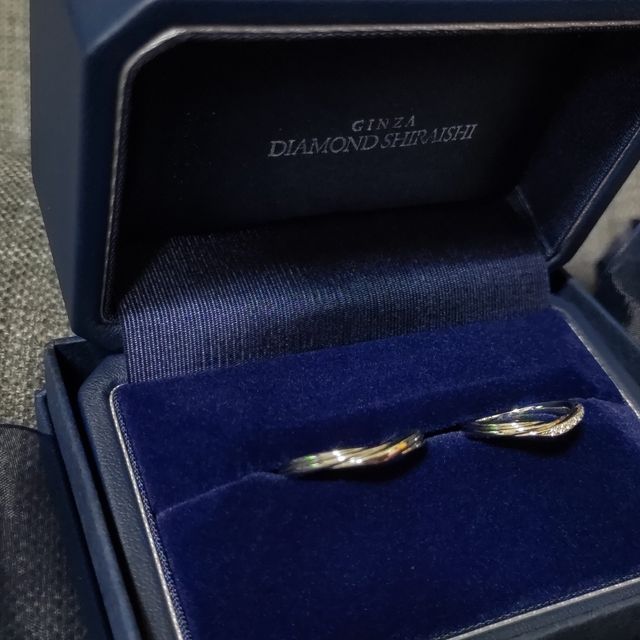 【銀座ダイヤモンドシライシの口コミ】 シンプルさの中にも軽いウェーブがあり、指なじみがとても良かったことが…
