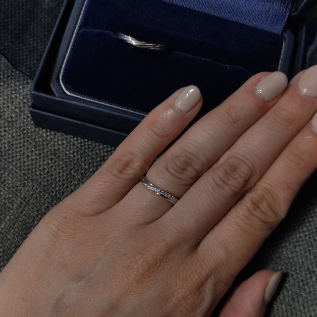 【銀座ダイヤモンドシライシの口コミ】 シンプルさの中にも軽いウェーブがあり、指なじみがとても良かったことが…