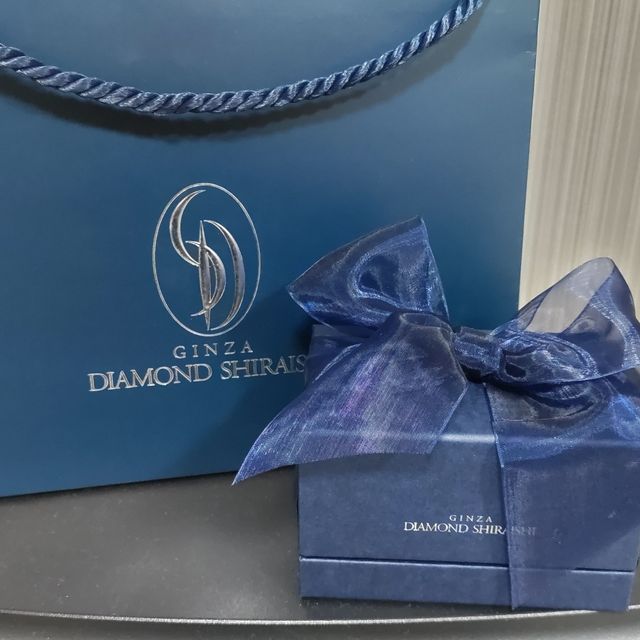 【銀座ダイヤモンドシライシの口コミ】 シンプルさの中にも軽いウェーブがあり、指なじみがとても良かったことが…