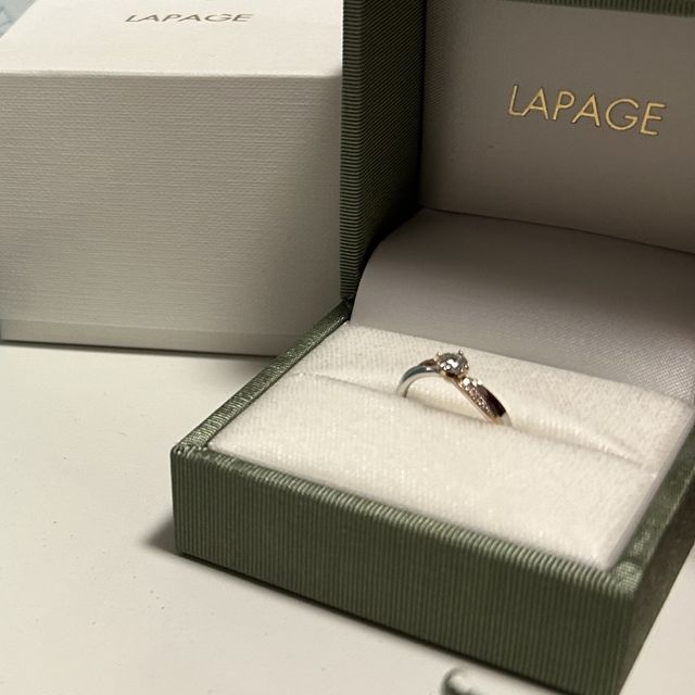 【LAPAGE(ラパージュ)の口コミ】 指輪のコンセプトの「ダリア」が思い出深い花であったこと。またデザイン…