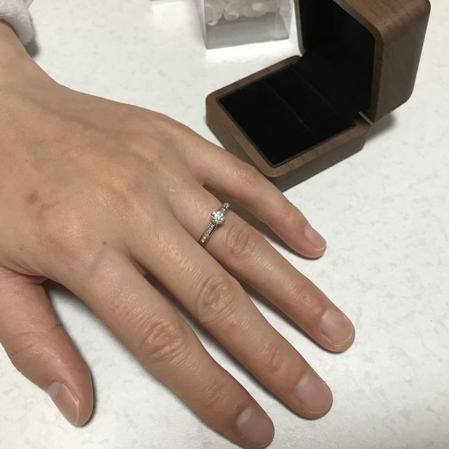 【リューツウの口コミ】 価格で決めたのが、1番の理由です。
シンプルなデザインと良いダイヤモン…