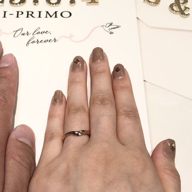 【アイプリモ(I-PRIMO)の口コミ】 Vデザインで手を繋ぎあっているようなデザインが特徴です。プラチナの婚約…