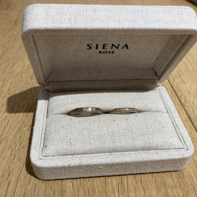 【SIENAROSE(シエナロゼ)の口コミ】 婚約指輪もこちらのブランドで、とてもかわいくて好みだったので結婚指輪…