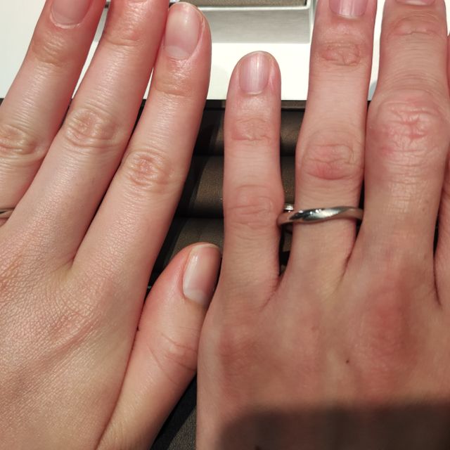 【アイプリモ(I-PRIMO)の口コミ】 指輪のデザインで決めました。
ペアデザインですが、新婦のダイヤモンドの…