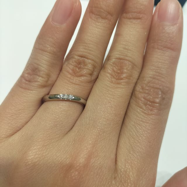 【4℃ BRIDAL(ヨンドシーブライダル)の口コミ】 ウェーブの形はなだらかでで手にとても馴染みやすく良かったです。
デザイ…