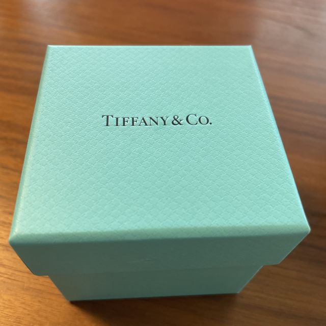 【ティファニー(Tiffany & Co.)の口コミ】 シンプルだけど上品なデザインがよかったのと
少しVになっていることで
指…