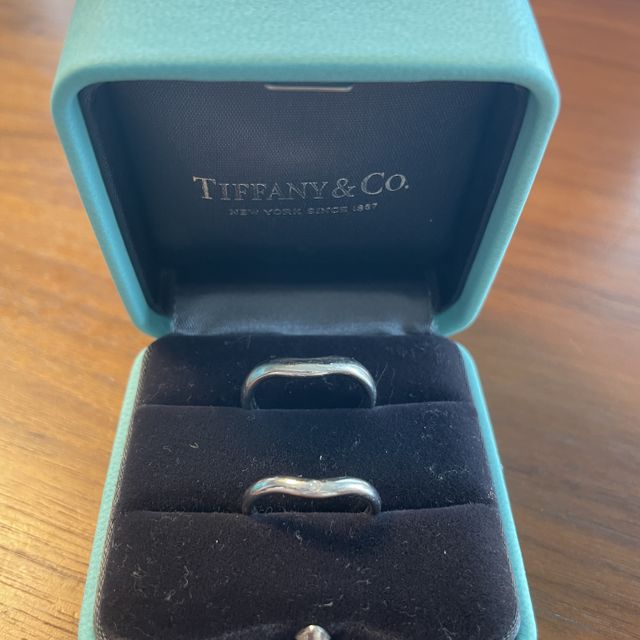 【ティファニー(Tiffany & Co.)の口コミ】 シンプルだけど上品なデザインがよかったのと
少しVになっていることで
指…