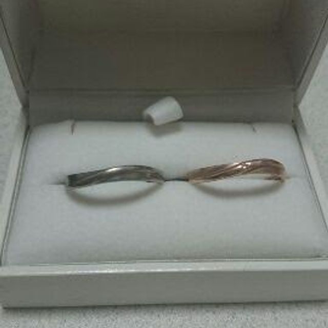 【SCARABE(スカラベ)の口コミ】 男女共にシンプルな指輪なので、シーンを選ばず着けることができます。ま…