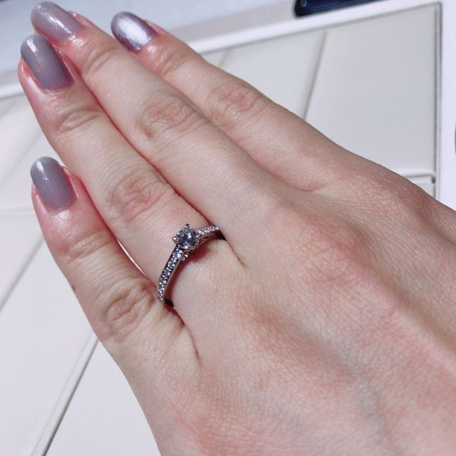 【ブシュロン(BOUCHERON)の口コミ】 ブランドとデザイン。
ビーラブドというデザインにしました。
婚約指輪と…