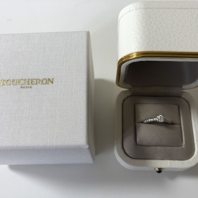 【ブシュロン(BOUCHERON)の口コミ】 ブランドとデザイン。
ビーラブドというデザインにしました。
婚約指輪と…