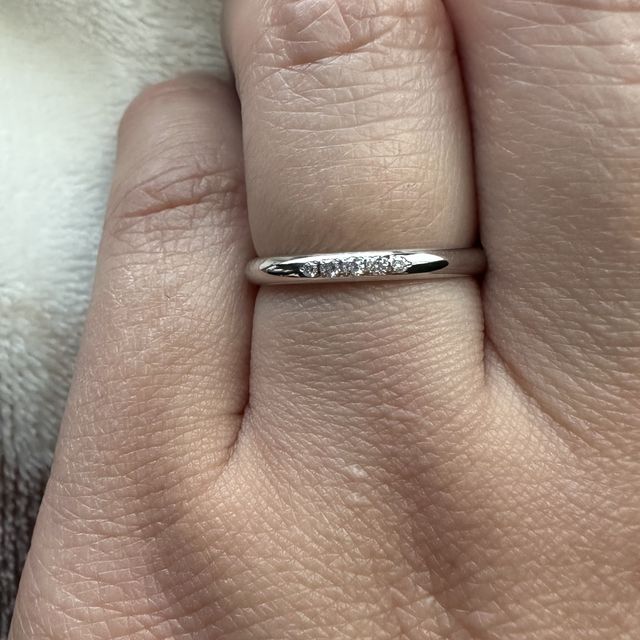 【ケイウノ ブライダル(K.UNO BRIDAL)の口コミ】 ストレートのリングに3〜5石のメレダイヤがついたものが良い…とい…
