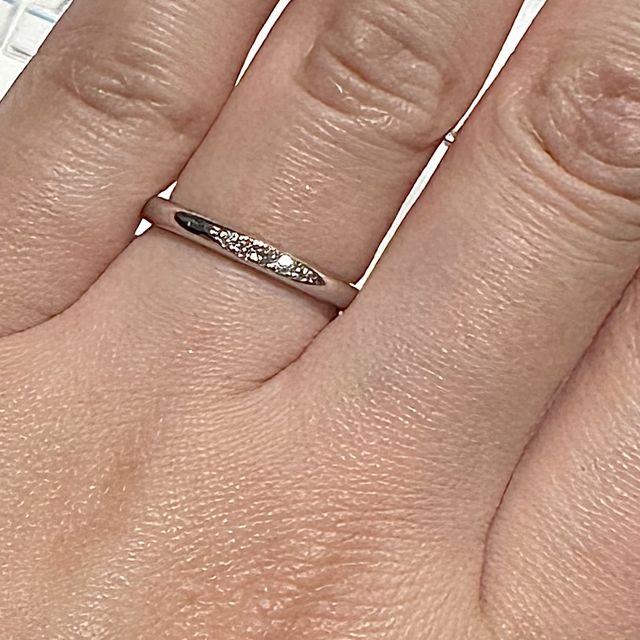 【銀座ダイヤモンドシライシの口コミ】 ストレートにメレダイヤが3〜5石ついているものを探していたので、デザイ…