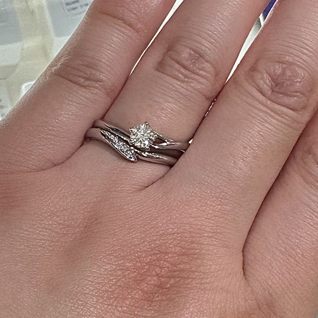 【俄(にわか)の口コミ】 セットリングなので、婚約指輪と結婚指輪を両方指にはめたときのカチャっ…