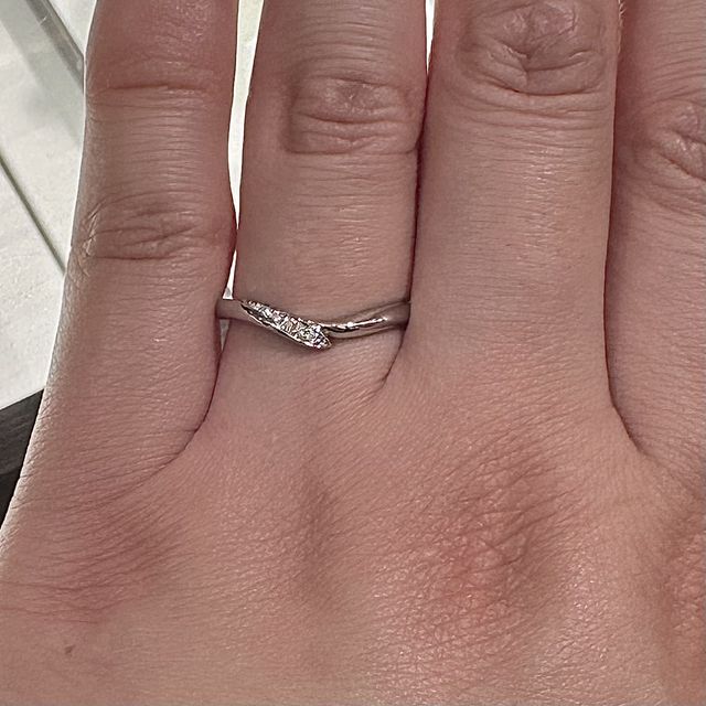 【俄(にわか)の口コミ】 セットリングなので、婚約指輪と結婚指輪を両方指にはめたときのカチャっ…