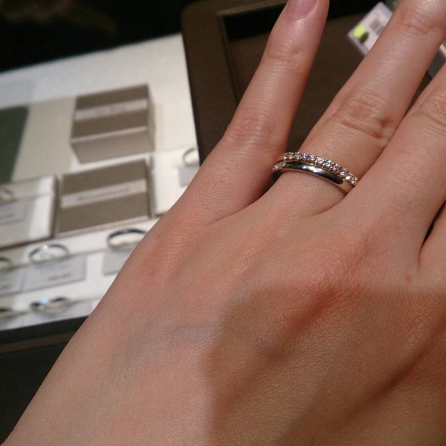 【アイプリモ(I-PRIMO)の口コミ】 婚約指輪としてゴールドのエタニティリングを探していました。プラチナの…
