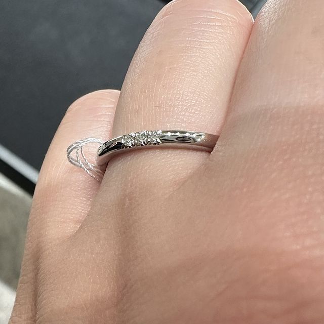 【ティファニー(Tiffany & Co.)の口コミ】 とにかく可愛い！！ストレートラインの指輪にダイヤ3石でシンプルながらも…