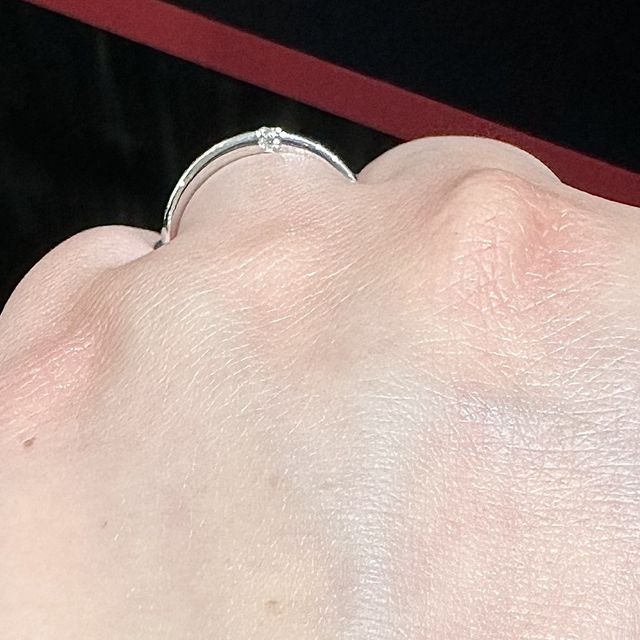 【ラザール ダイヤモンド【取扱店販売】の口コミ】 スリーサイドリングという、縦と横の3方向にダイヤが見えるデザインのリン…