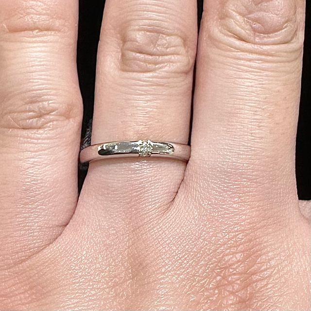 【ラザール ダイヤモンド【取扱店販売】の口コミ】 スリーサイドリングという、縦と横の3方向にダイヤが見えるデザインのリン…