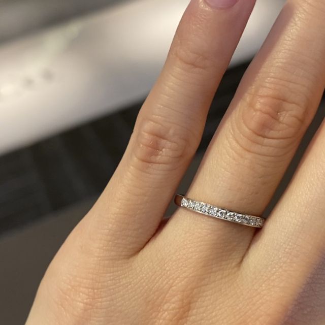 【ヴァンドーム青山(VENDOME AOYAMA)の口コミ】 ハーフエタニティで太さが3つあるうちの１番細いサイズです。
ダイヤが15…