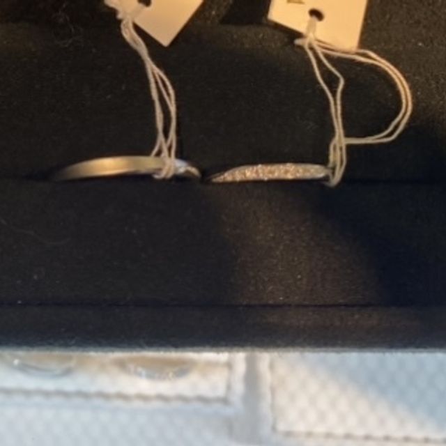 【ヴァンドーム青山(VENDOME AOYAMA)の口コミ】 この指輪は形自体はストレートですが、デザインがウェーブにひねられてい…