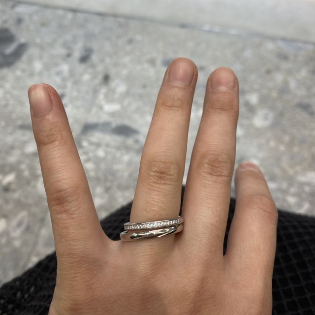 【銀座ダイヤモンドシライシの口コミ】 シンプルなデザインで、飽きがこないようにスパイラルのデザインにした。…