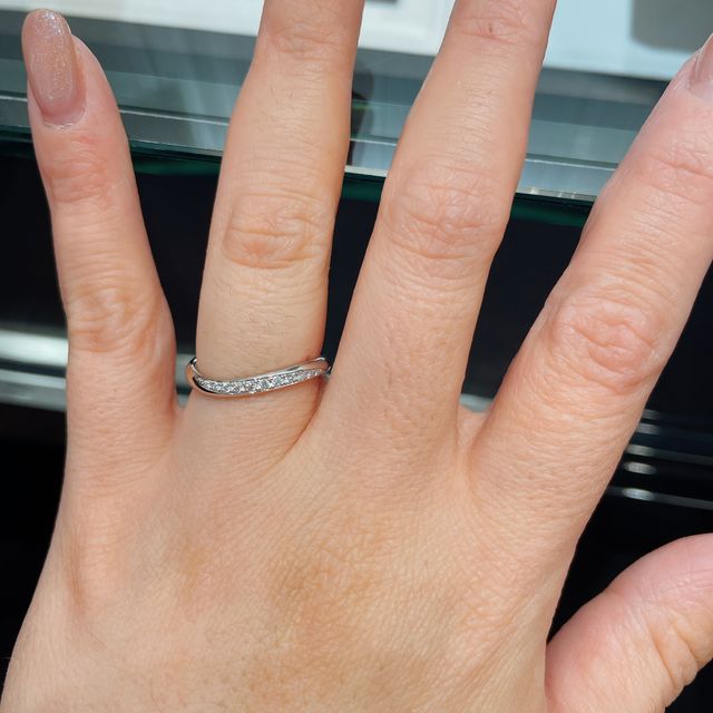 【ラザール ダイヤモンド(LAZARE DIAMOND)の口コミ】 あまり人と被らないデザインかつ左側にダイヤモンドが寄って配置されてい…