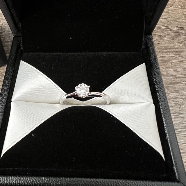 【エクセルコダイヤモンド(EXELCO DIAMOND)の口コミ】 デザインはシンプルでさりげなく着けてる感じがあるやつにしました。
予算…