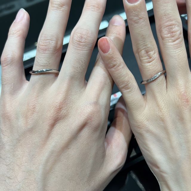 【ラザール ダイヤモンド(LAZARE DIAMOND)の口コミ】 ダイヤモンドの輝きがとても綺麗でした。ウェーブの形も気に入っており、…