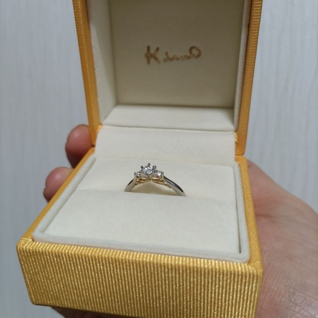 【ケイウノ ブライダル(K.UNO BRIDAL)の口コミ】 横から見たデザインがリボンになっていて可愛いです。イエローゴールドや…