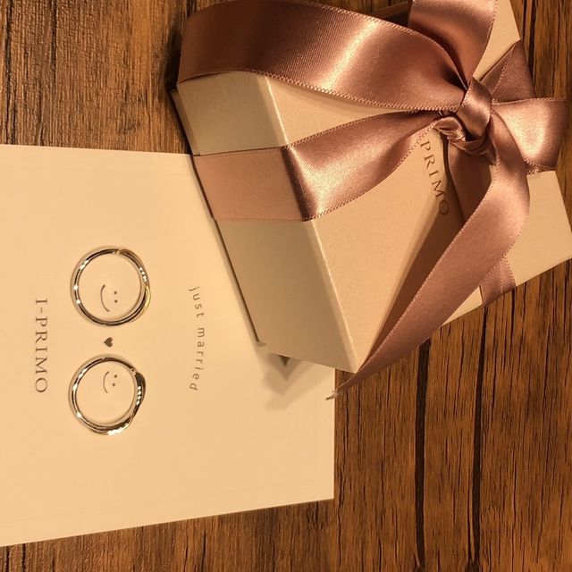 【アイプリモ(I-PRIMO)の口コミ】 指輪のデザインがシンプルかつ、他の人と被らないようなものにすることを…