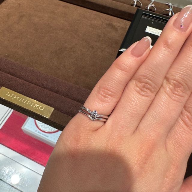 【TOWA(永遠)の口コミ】 指輪のデザインがV字で綺麗だったことと、ダイヤモンドのデザイン性が左右…