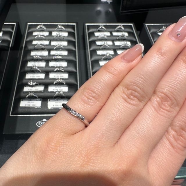 【銀座ダイヤモンドシライシの口コミ】 素材はプラチナで若干ウェーブがかかったリングです。派手で主張が強すぎ…