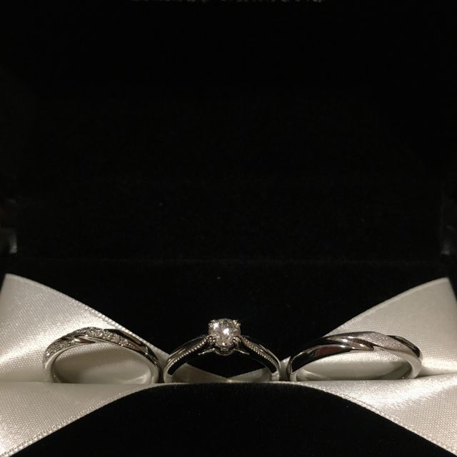 【エクセルコダイヤモンド(EXELCO DIAMOND)の口コミ】 エンゲージはストレートでシンプル、だけど人とは少し違ったデザインのモ…