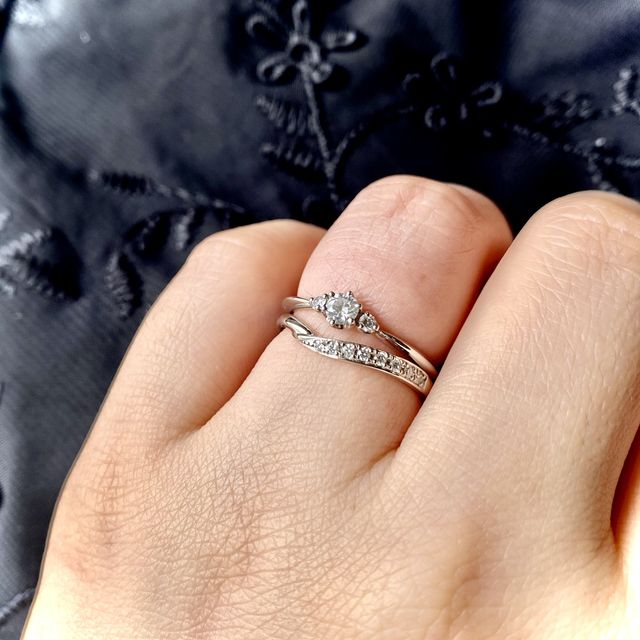 【HOSHI no SUNA 星の砂(ほしのすな)の口コミ】 三連のデザインが気に入ったので即決しました！　結婚指輪のラインも綺麗…