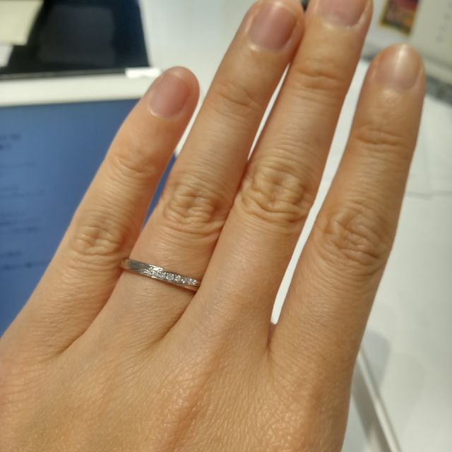 【4℃ BRIDAL(ヨンドシーブライダル)の口コミ】 「ジェントル優しさに包まれて」
ダイヤモンドが９石が斜めに並んでいます…