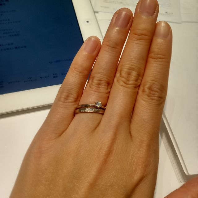 【4℃ BRIDAL(ヨンドシーブライダル)の口コミ】 「ジェントル優しさに包まれて」
ダイヤモンドが９石が斜めに並んでいます…