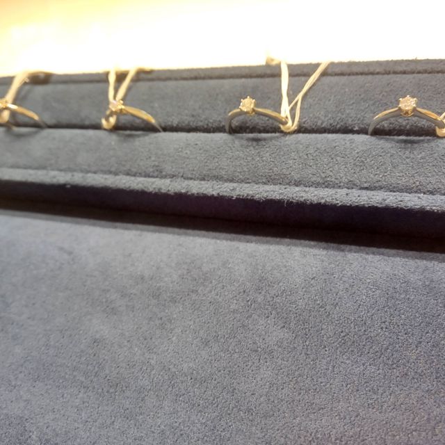 【4℃ BRIDAL(ヨンドシーブライダル)の口コミ】 「ジェントル優しさに包まれて」
ダイヤモンドが９石が斜めに並んでいます…