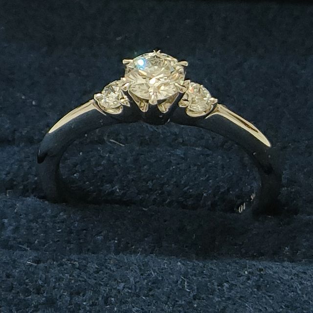 【ROYAL ASSCHER(ロイヤル・アッシャー)の口コミ】 細みながらも、よりゴージャスに見え、ダイヤの大きさが自分の手や指のバ…