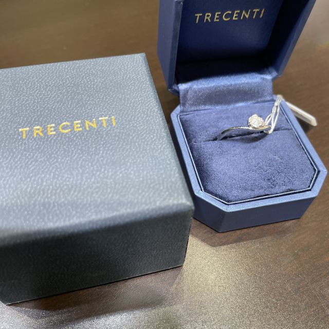 【TRECENTI(トレセンテ)の口コミ】 今回は婚約指輪を購入しました。
婚約指輪の決め手として、僕たちカップル…